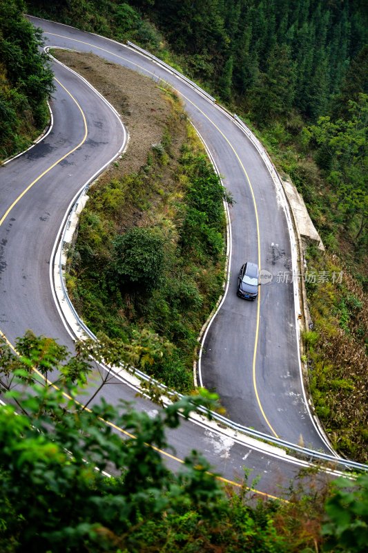 重庆酉阳：崎岖公路运输忙