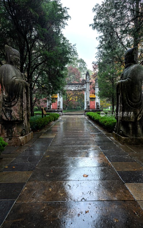 南京明孝陵雨中石像与园林牌坊景观