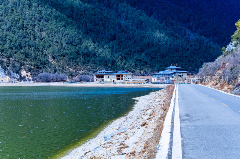 云南大桥香格里拉纳帕海湿地湖泊与公路