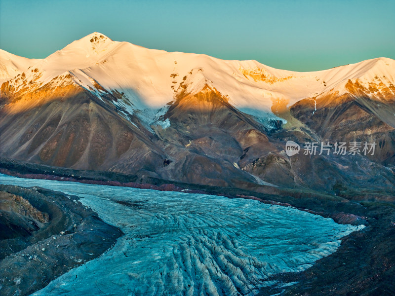 航拍阿尼玛卿雪山