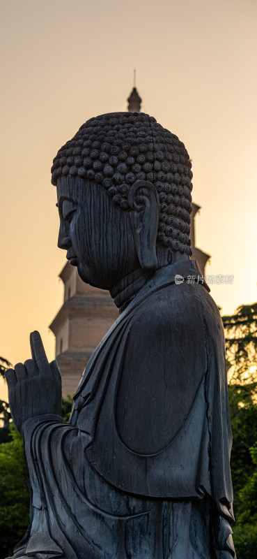 黄昏夕阳中的西安大雁塔与释迦牟尼佛像