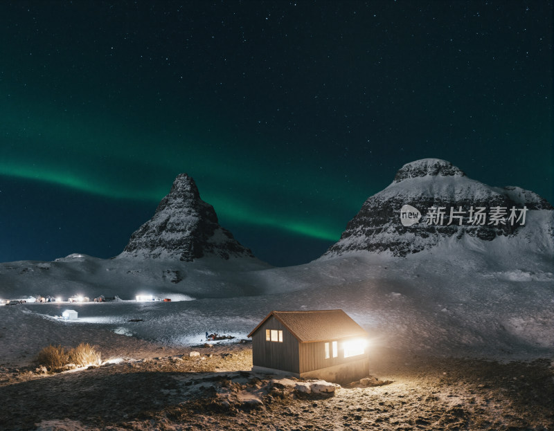 雪山下小屋夜景与极光