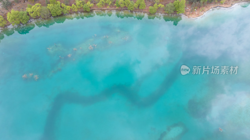 蓝月谷清澈碧绿的湖泊航拍全景