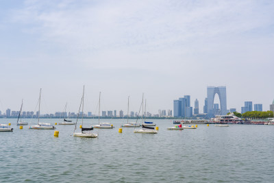 苏州城市金鸡湖上停泊的游船空境