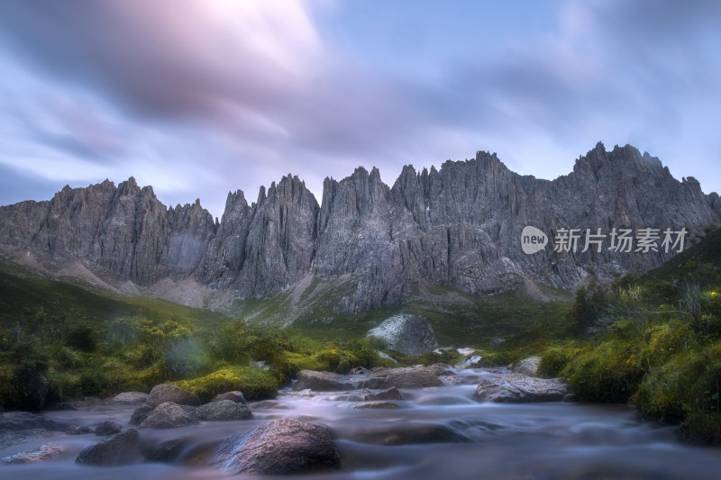 年保玉则，山间溪流与壮丽山脉风景