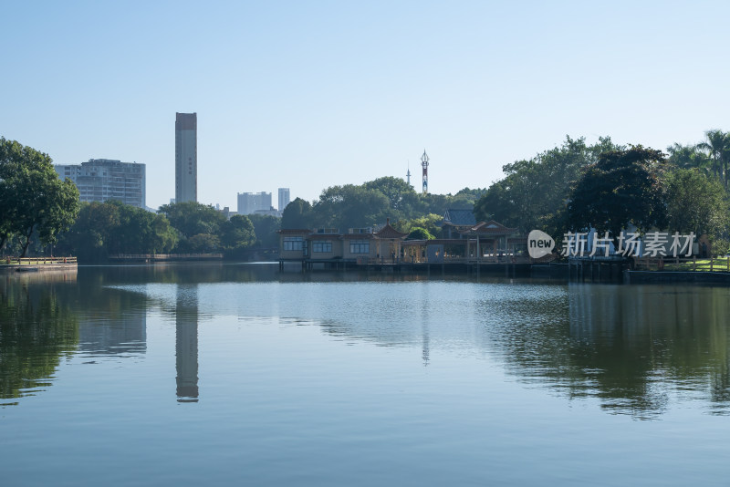 湖面上建有亭子的园林景观