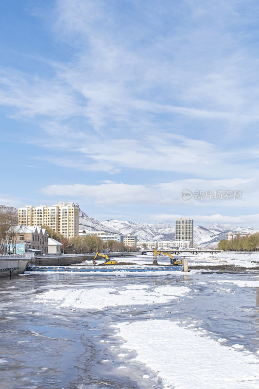 城镇蓝天白云冰雪河道