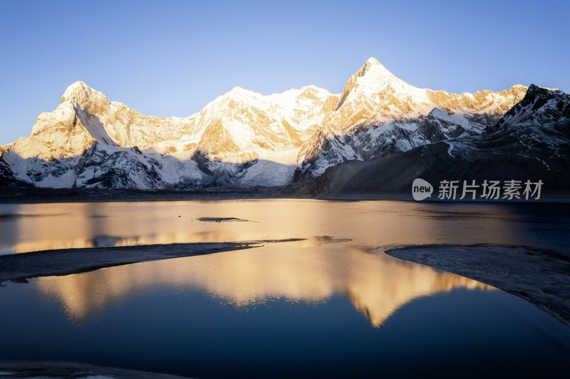 希夏邦马徒步中的贡措与喜马拉雅山脉日出