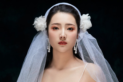 黑色背景下的女性复古婚纱妆面