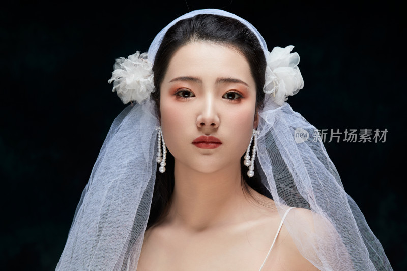 黑色背景下的女性复古婚纱妆面