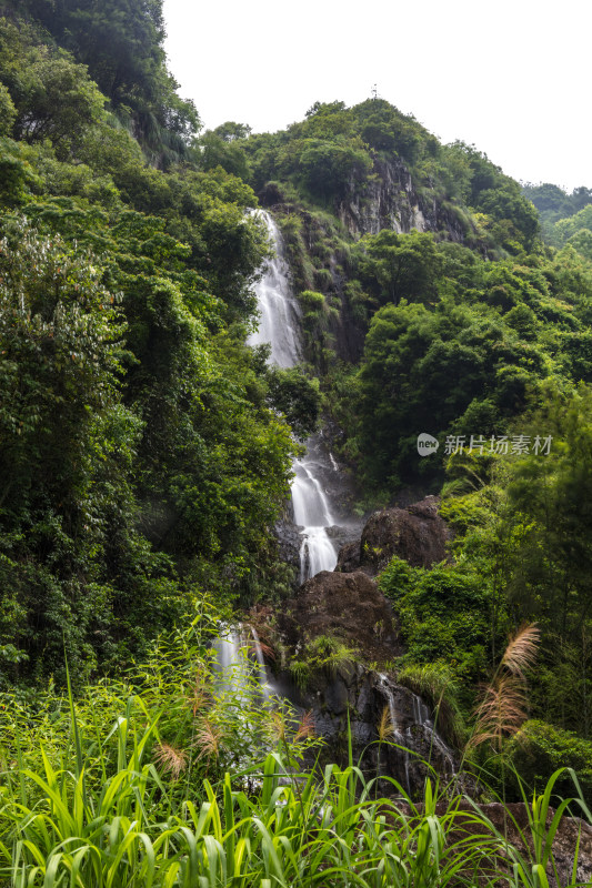 山间瀑布