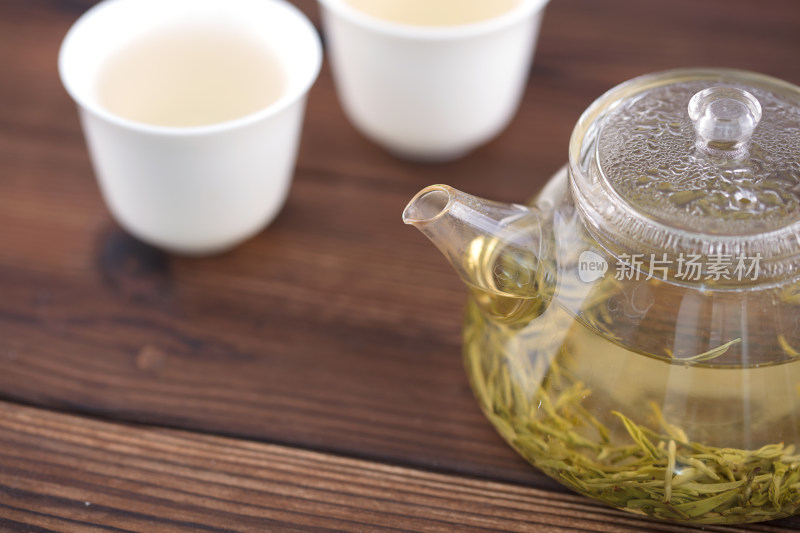 泡好的一壶绿茶和两个茶杯