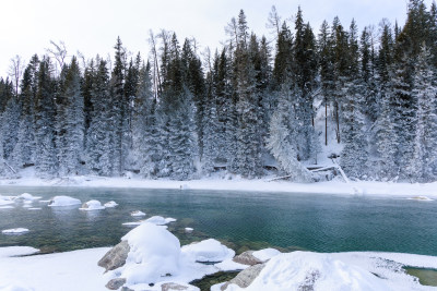 新疆喀纳斯雪景神仙湾冰河晨雾雪山森林雾凇