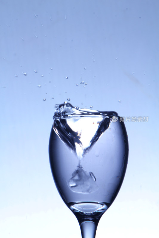 水杯中水溅起瞬间