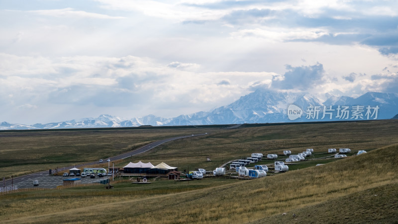 新疆赛里木湖雪山下草原上的旅行营地