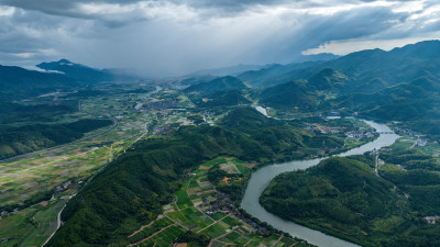 山脉的云层，光线，蓝天