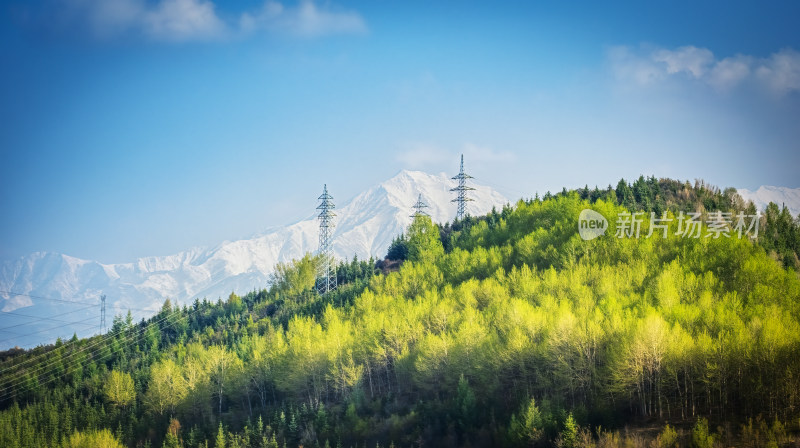 山林间雪山与输电塔景观