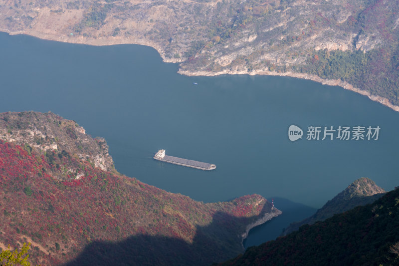 重庆巫山长江三峡巫峡中航行的货轮