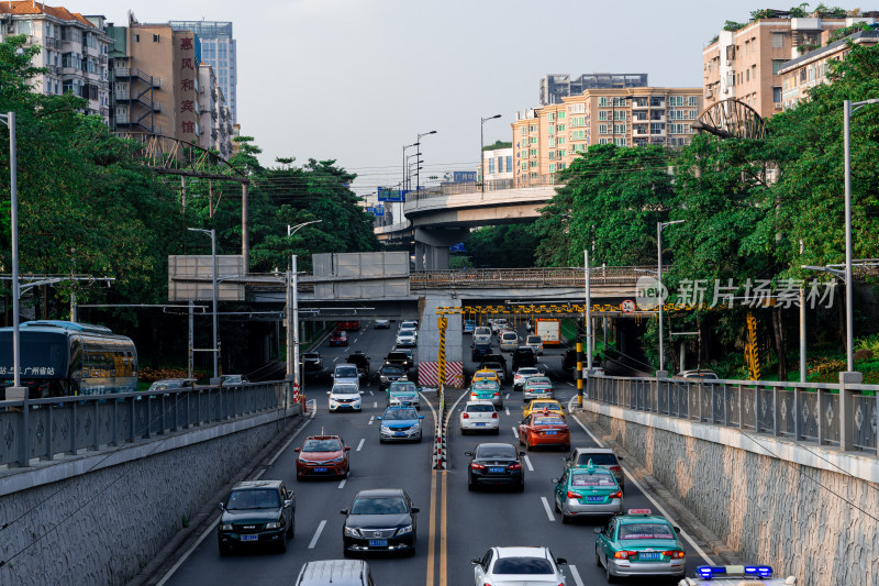 车水马龙的城市道路交通景象