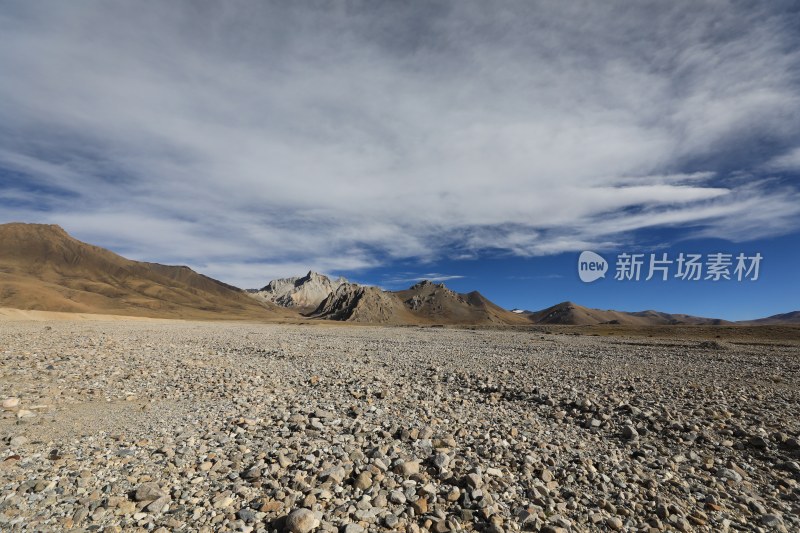 中国西藏无人区的石头路