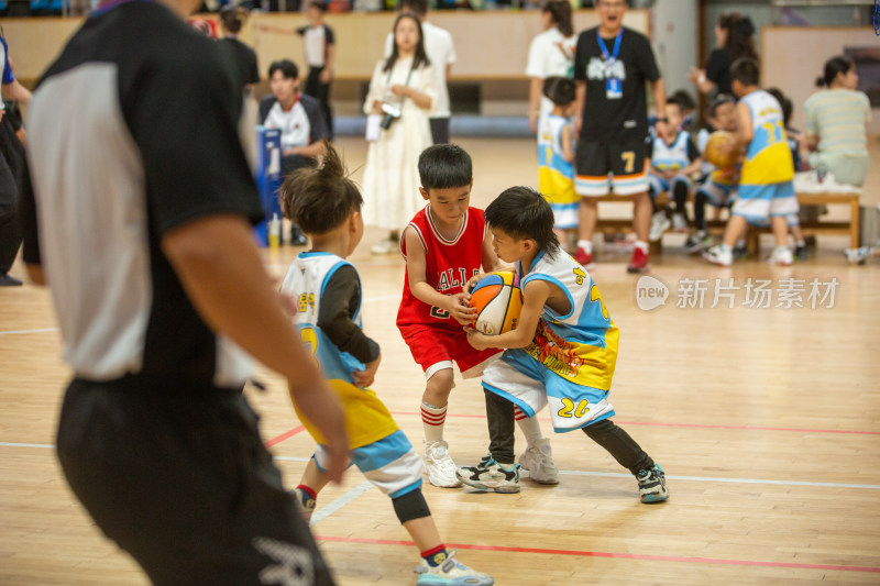 幼儿体育大会中的篮球对战