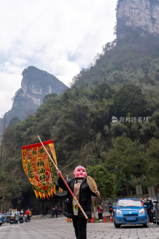 湘西吉首德夯苗寨新年人偶面具闹新春