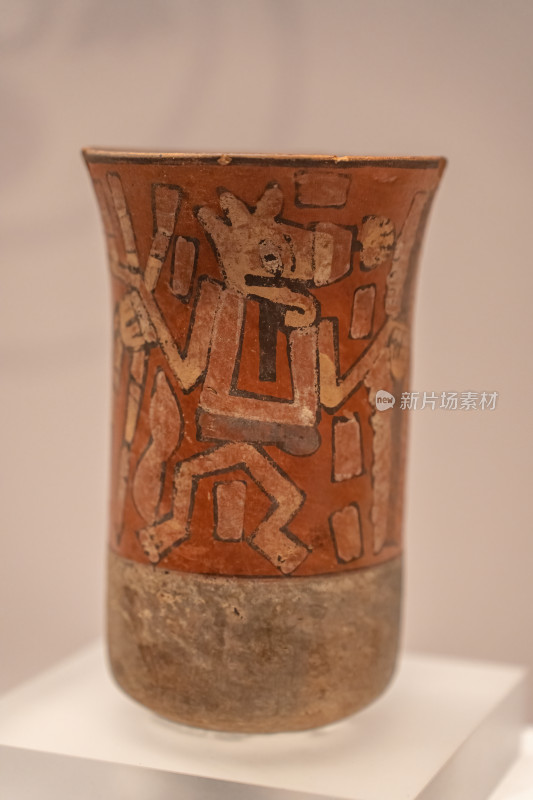 秘鲁安东尼尼教育博物馆持飞镖人物陶瓶