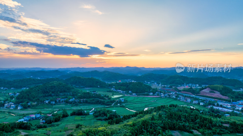 夕阳下四川德阳苍山镇丘陵地区的乡村农田