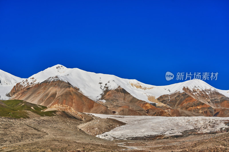 航拍阿尼玛卿雪山