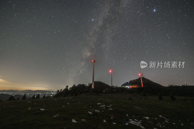 山顶上的星空夜景与风力发电机