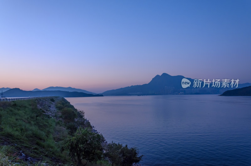 香港大埔区大美督船湾淡水湖海岸堤坝日出