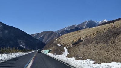 雪山下的公路风景