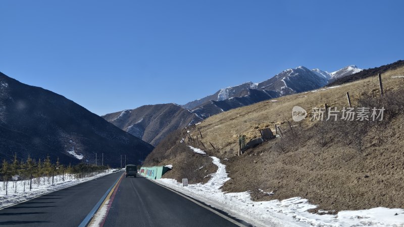 雪山下的公路风景