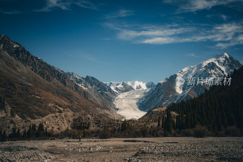 新疆天山山脉宏伟雪山冰川风景