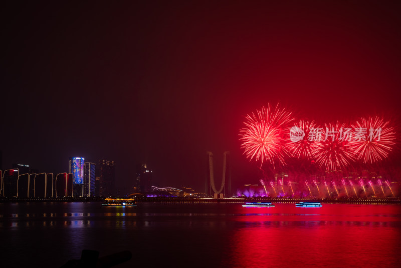 城市夜空下绚烂多彩的烟花秀