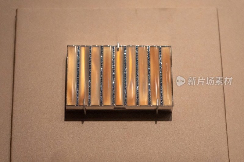 香港两依藏博物馆藏拉瓦斯科月光石化妆盒