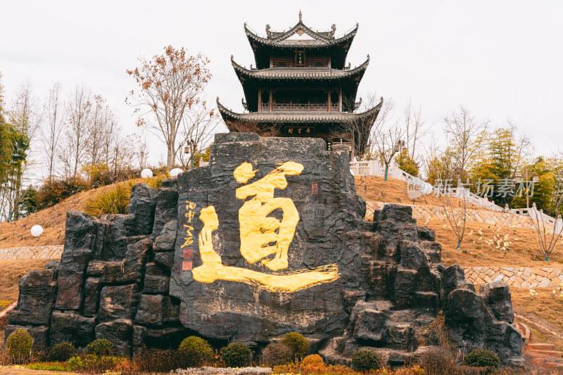 黄山市道教齐云山景区山林间古朴石牌坊景观