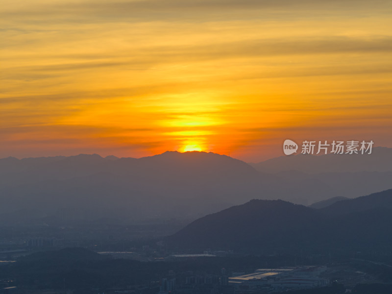 山间日出壮丽景象的远景俯瞰图