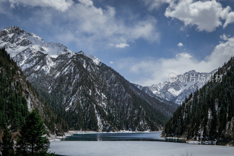 九寨沟海子雪山景观