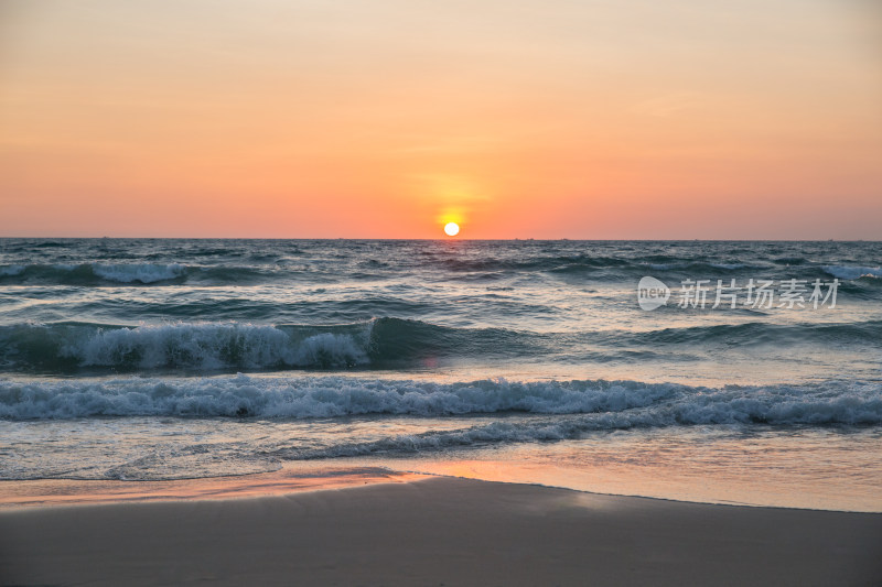 泰国苏梅岛日落金色沙滩