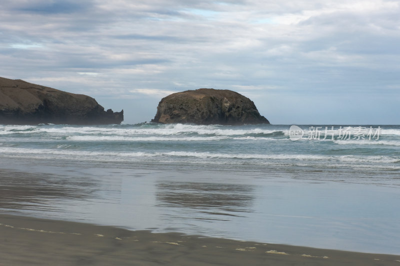 海滩海浪与岸边岩石景观