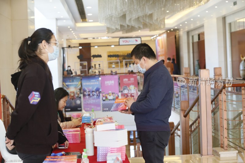 大厅内人员交流查看宣传资料