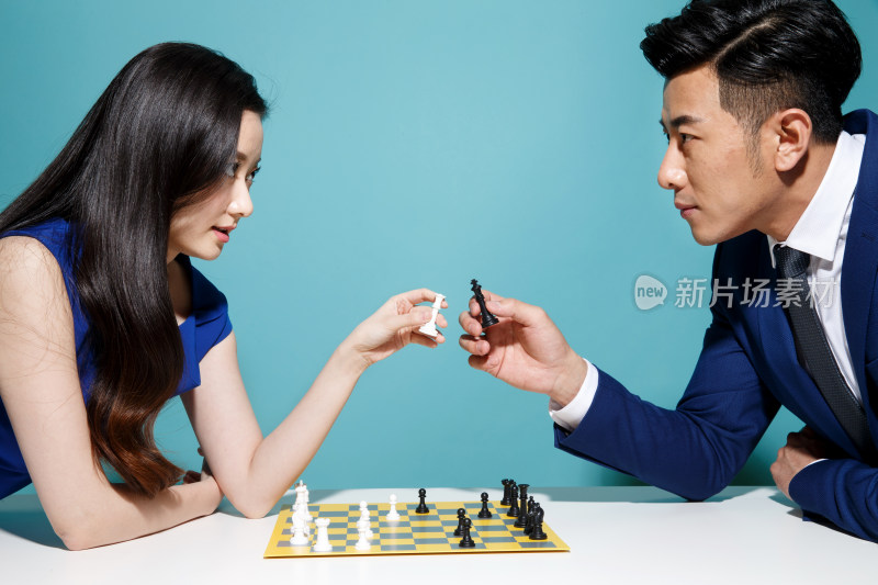 青年商务男女下象棋