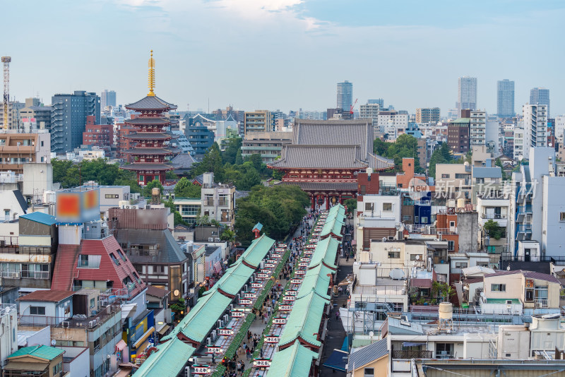 远眺日本东京浅草寺五重塔日落风光