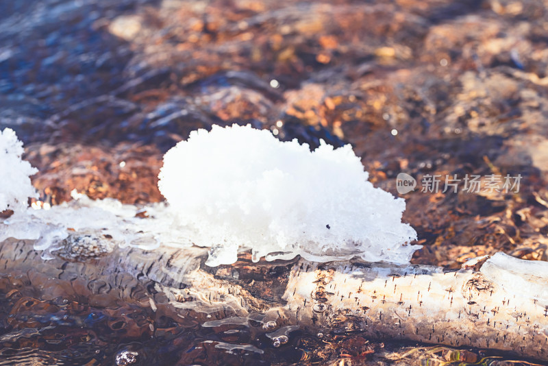 冬季白雪河流纯净图片