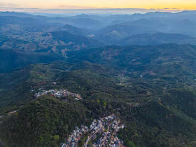 航拍被森林环绕的景迈山村庄全景