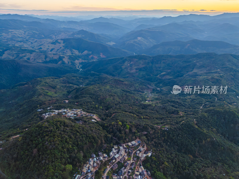 航拍被森林环绕的景迈山村庄全景