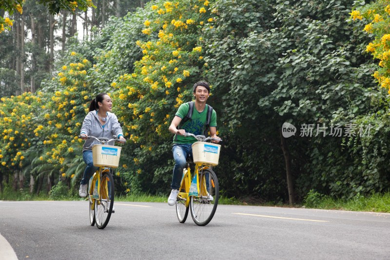 年轻大学生在校园里骑车