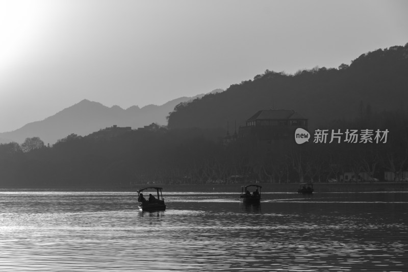 杭州西湖湖上泛舟远景及远山黑白调色照片