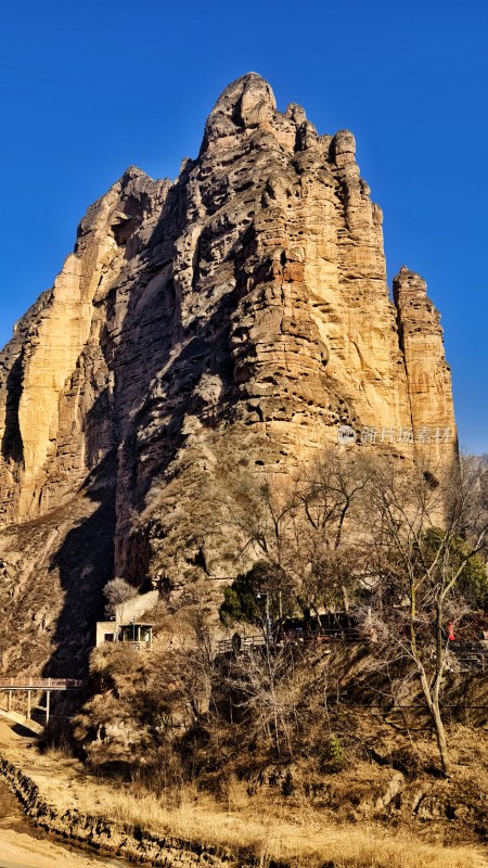 壮观的天然岩石山峰近景